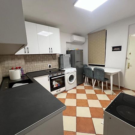 Sisterhood Hostel-Female Only Тирана Экстерьер фото