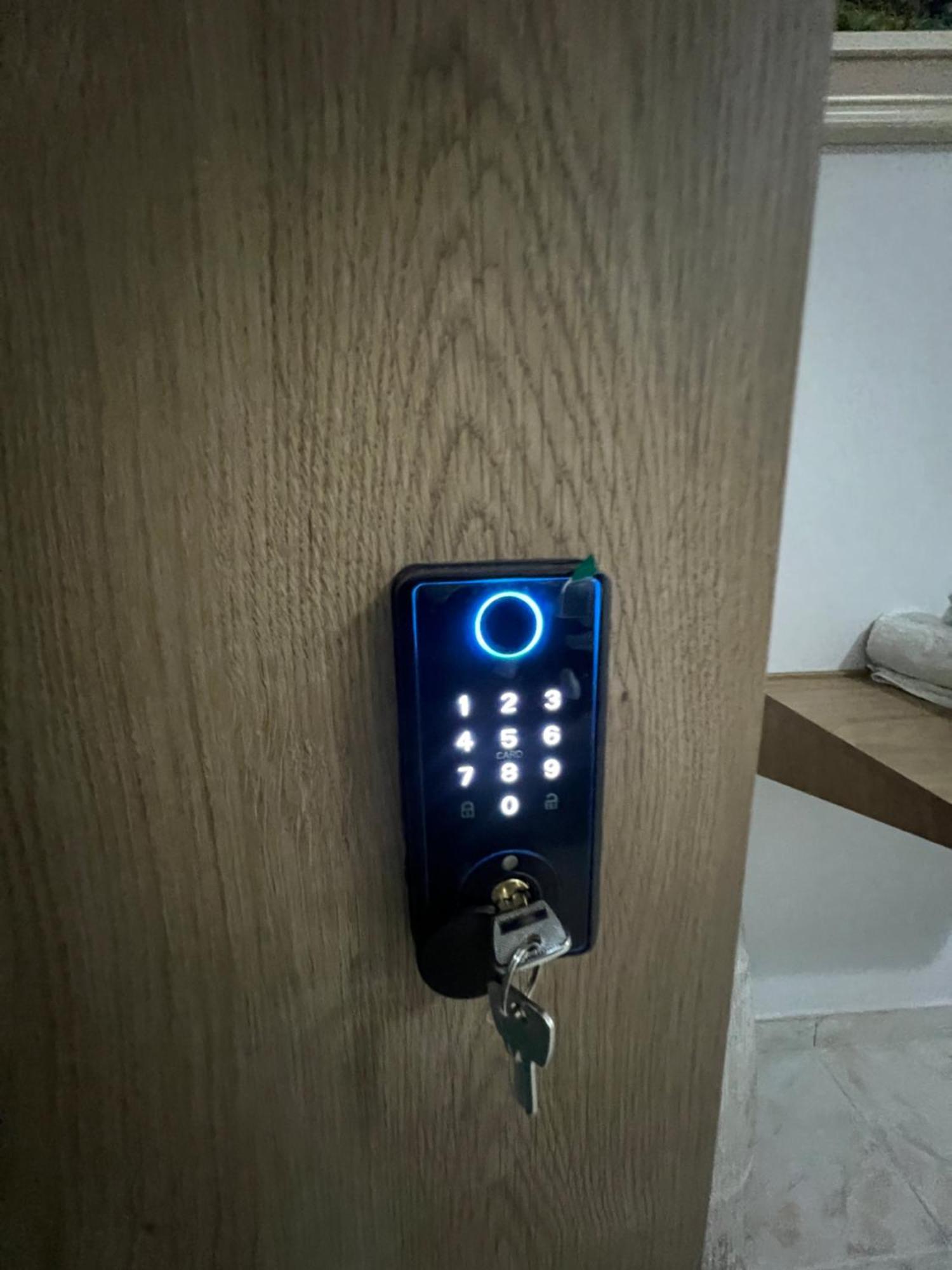 Sisterhood Hostel-Female Only Тирана Экстерьер фото