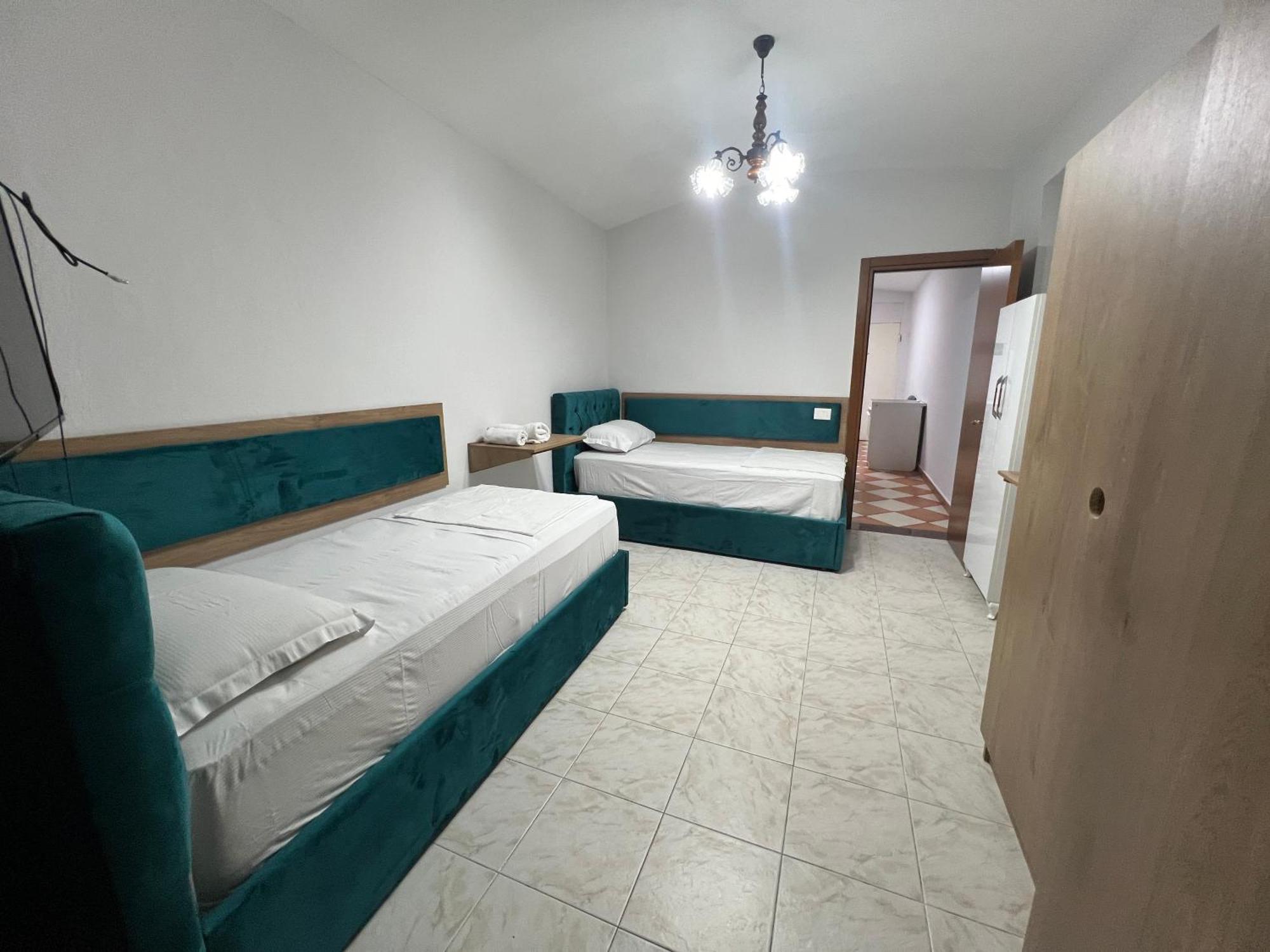 Sisterhood Hostel-Female Only Тирана Экстерьер фото
