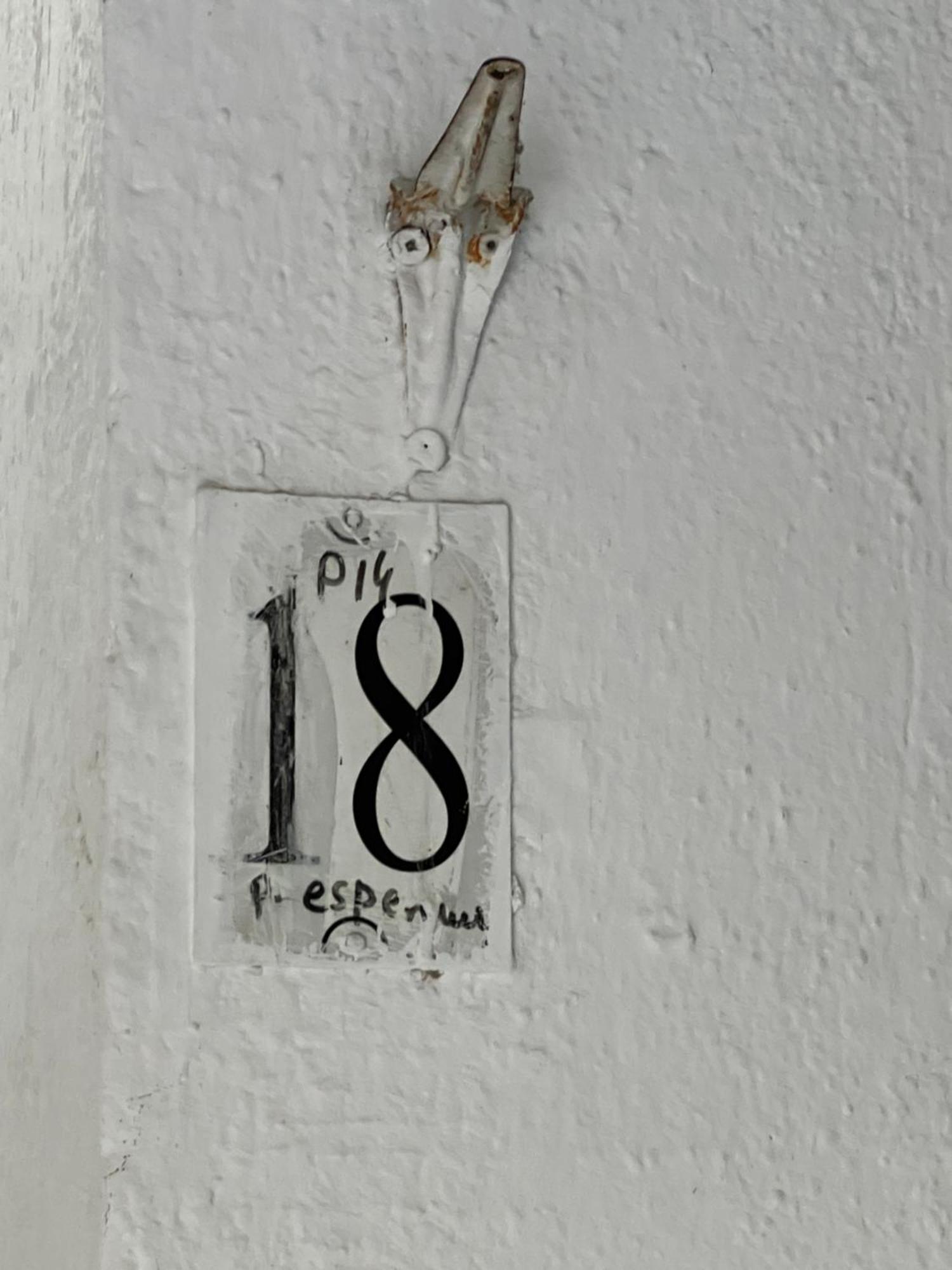 Sisterhood Hostel-Female Only Тирана Экстерьер фото